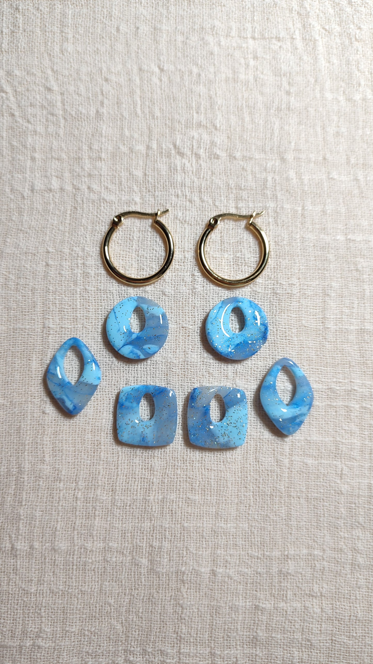 boucles d'oreilles modulables carrées bleu minéral doré pailleté vue d’ensemble