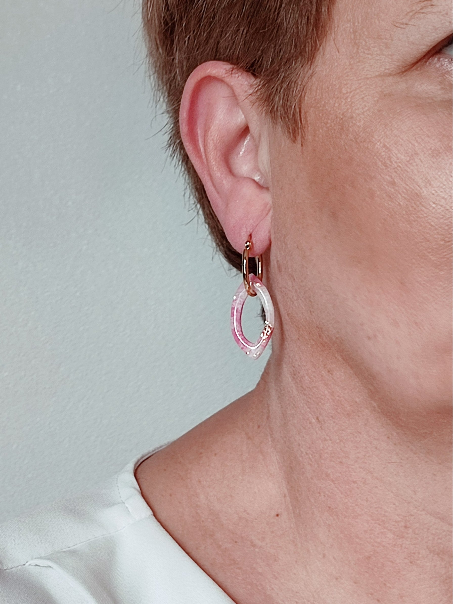Boucles d’oreilles modulables losanges rosé minéral doré portées profil