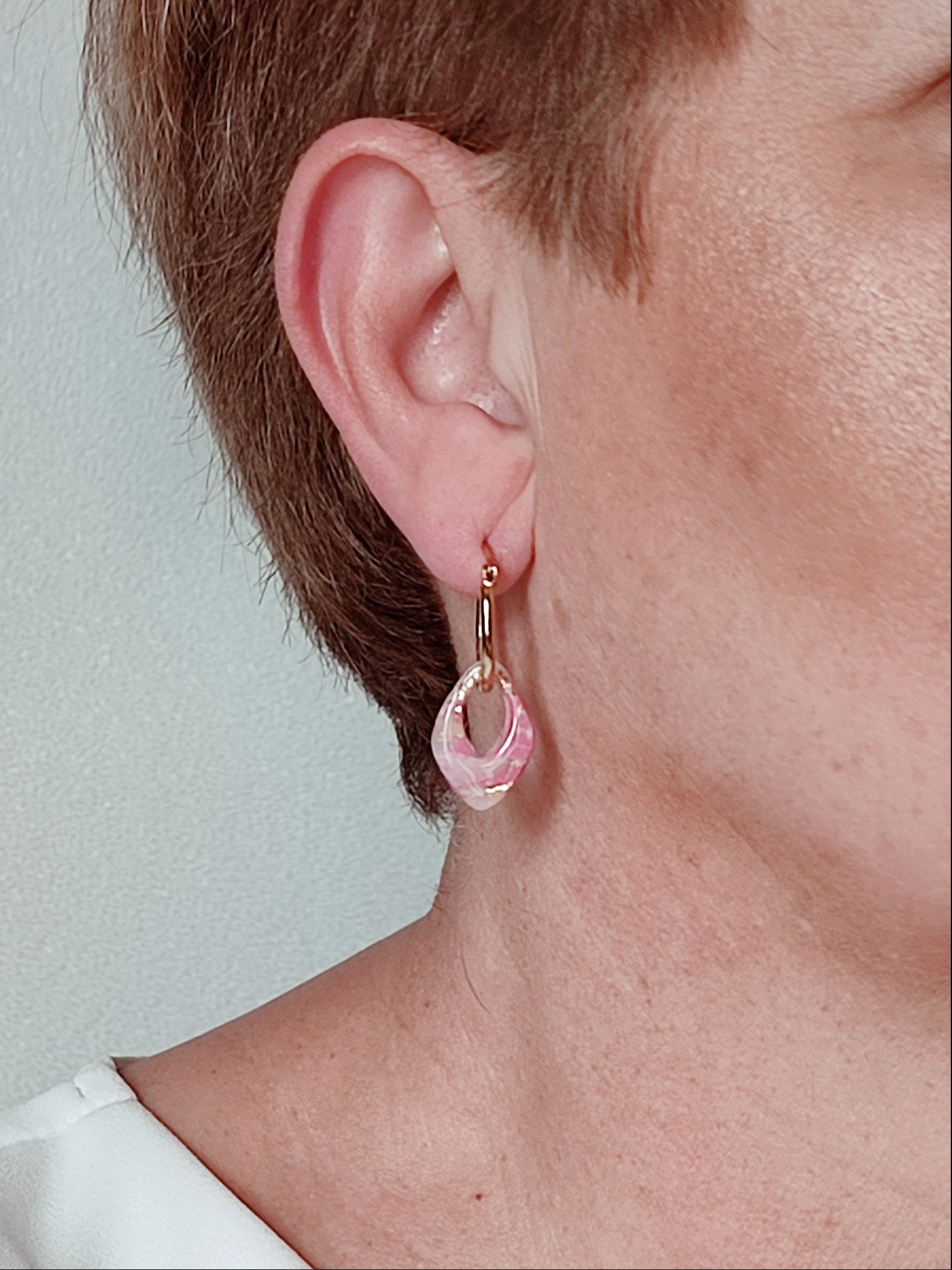 Boucles d’oreilles modulables diamants rosées minéral dorées portées profil