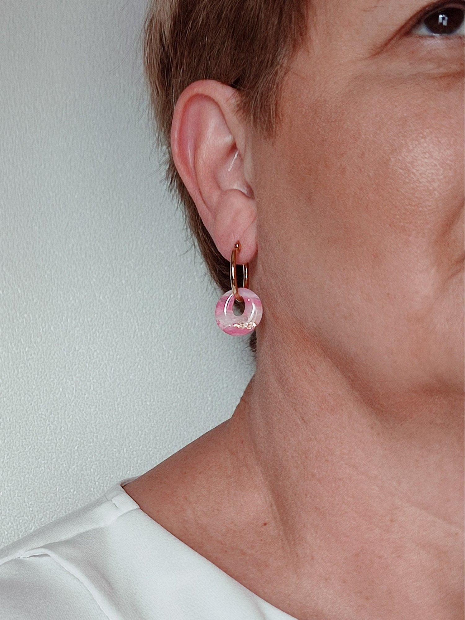 Boucles d’oreilles modulables rondes rosées minéral dorées portées profil