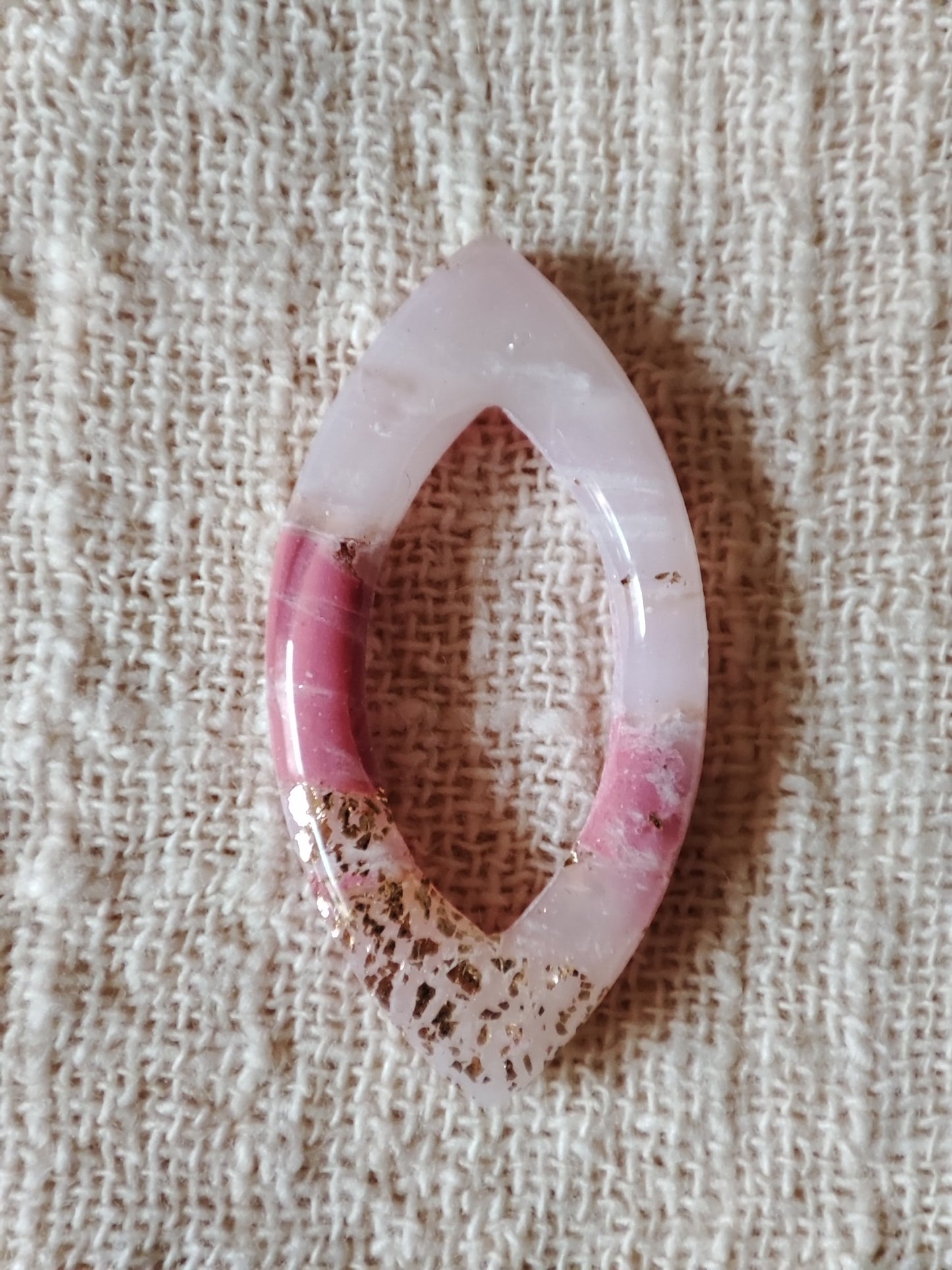 Détail matière losanges rosées minéral dorées