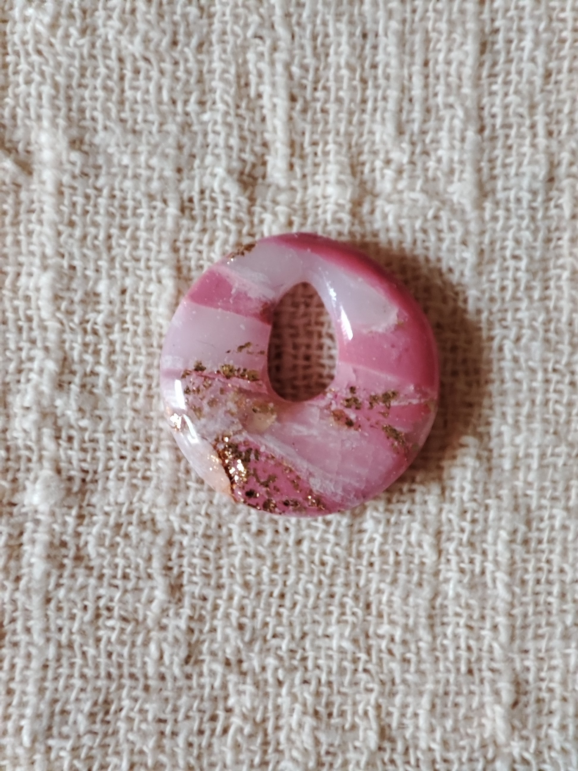 Détail matière rondes rosées minéral dorées