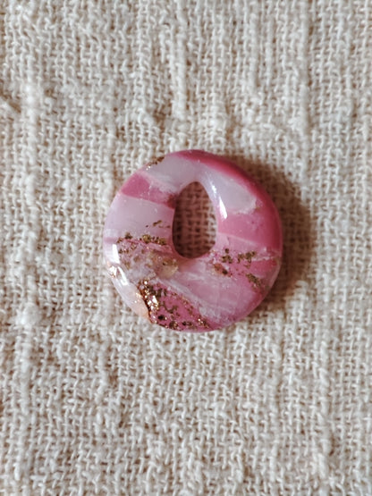 Détail matière rondes rosées minéral dorées