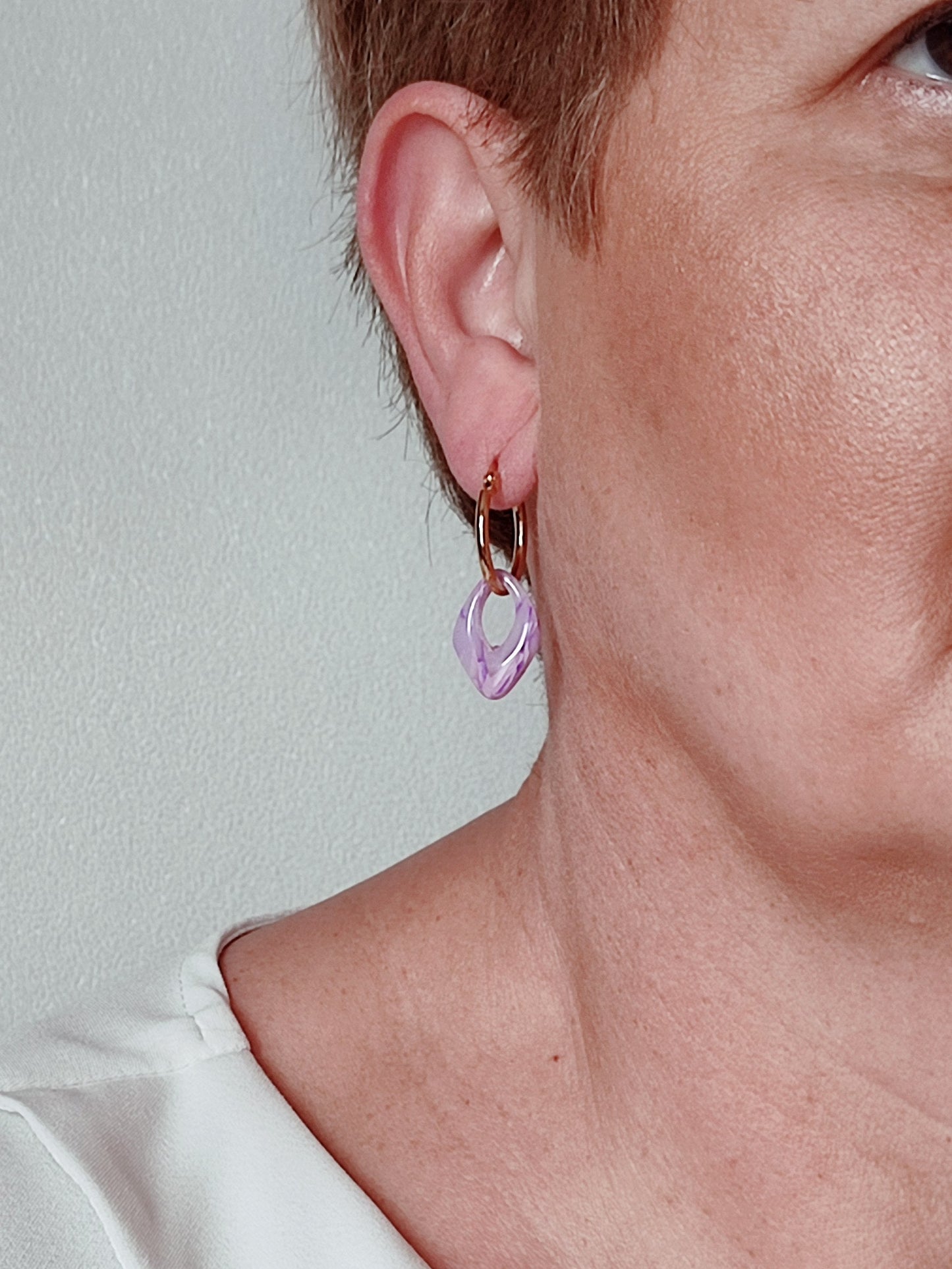 Boucles d’oreilles modulables diamants parme minéral portées profil