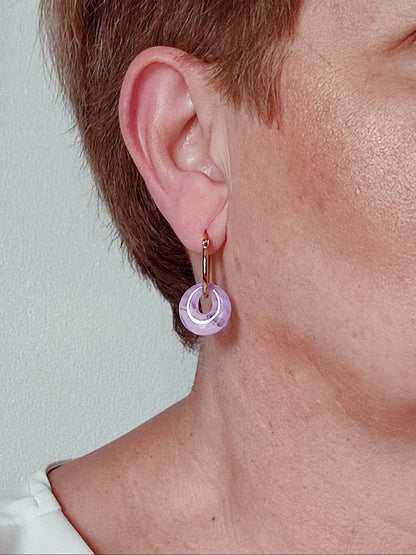 Boucles d’oreilles modulables rondes parme minéral portées profil