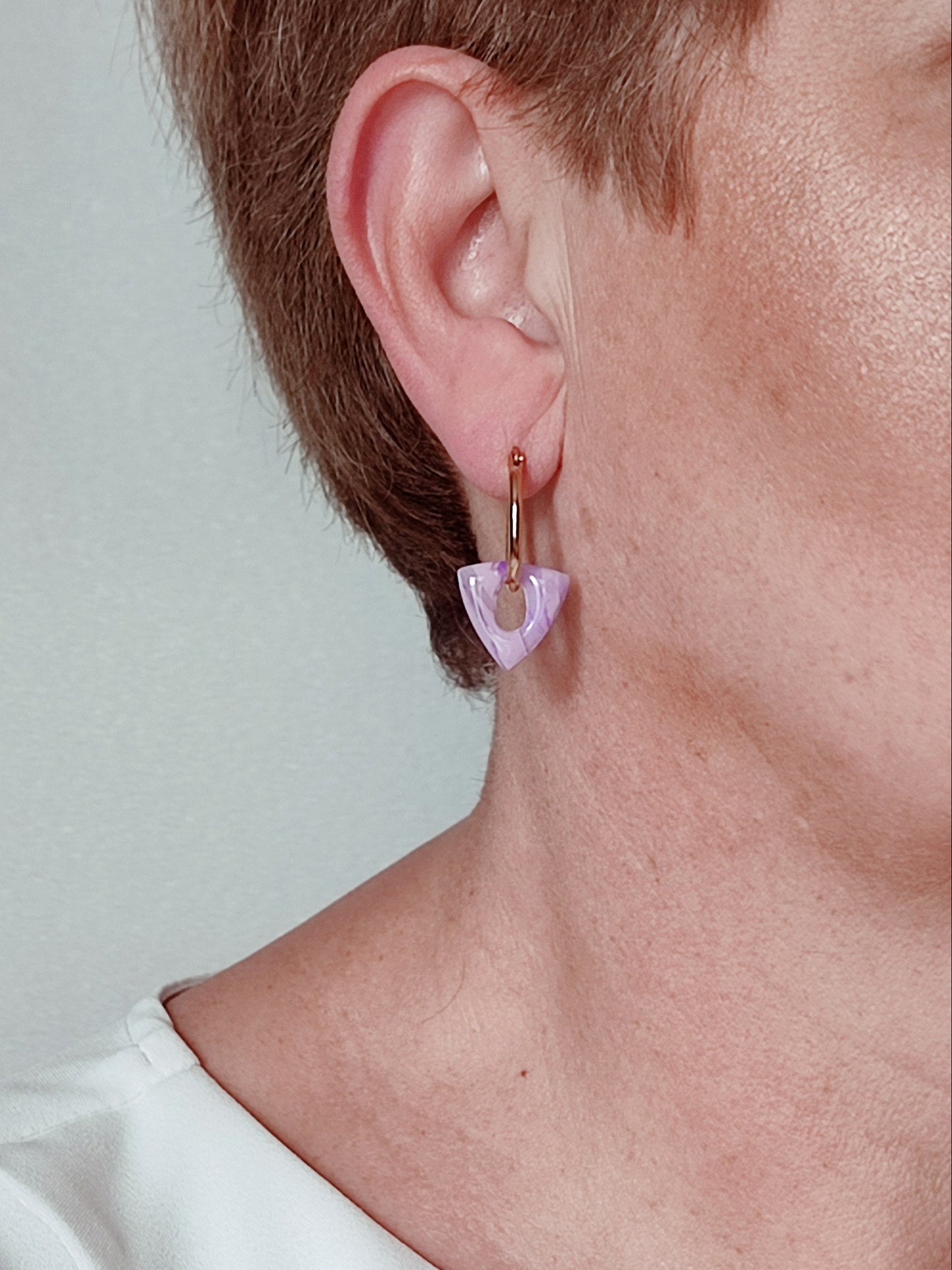 Boucles d’oreilles modulables triangles parme minéral portées profil