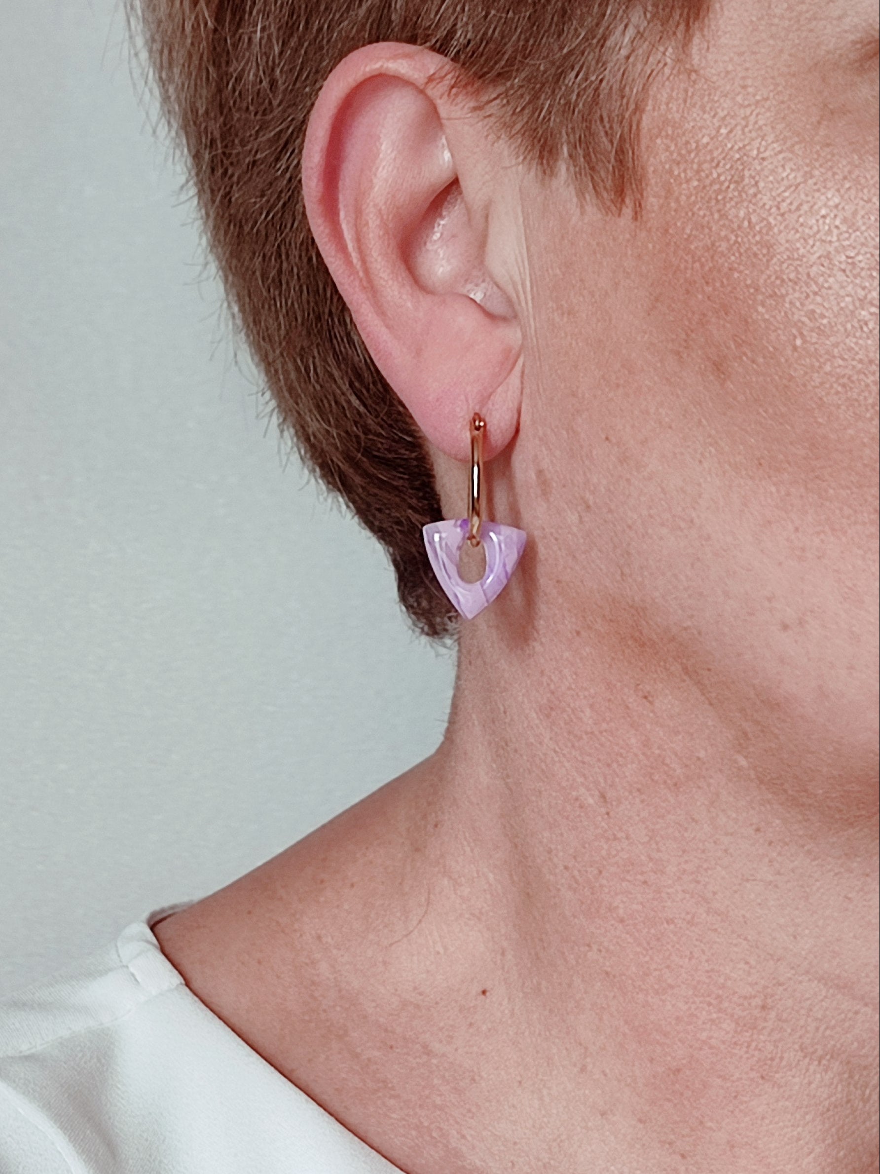 Boucles d’oreilles modulables triangles parme minéral portées profil