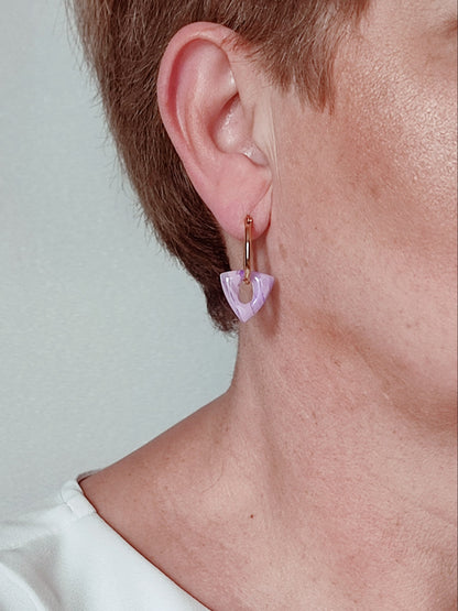 Boucles d’oreilles modulables triangles parme minéral portées profil