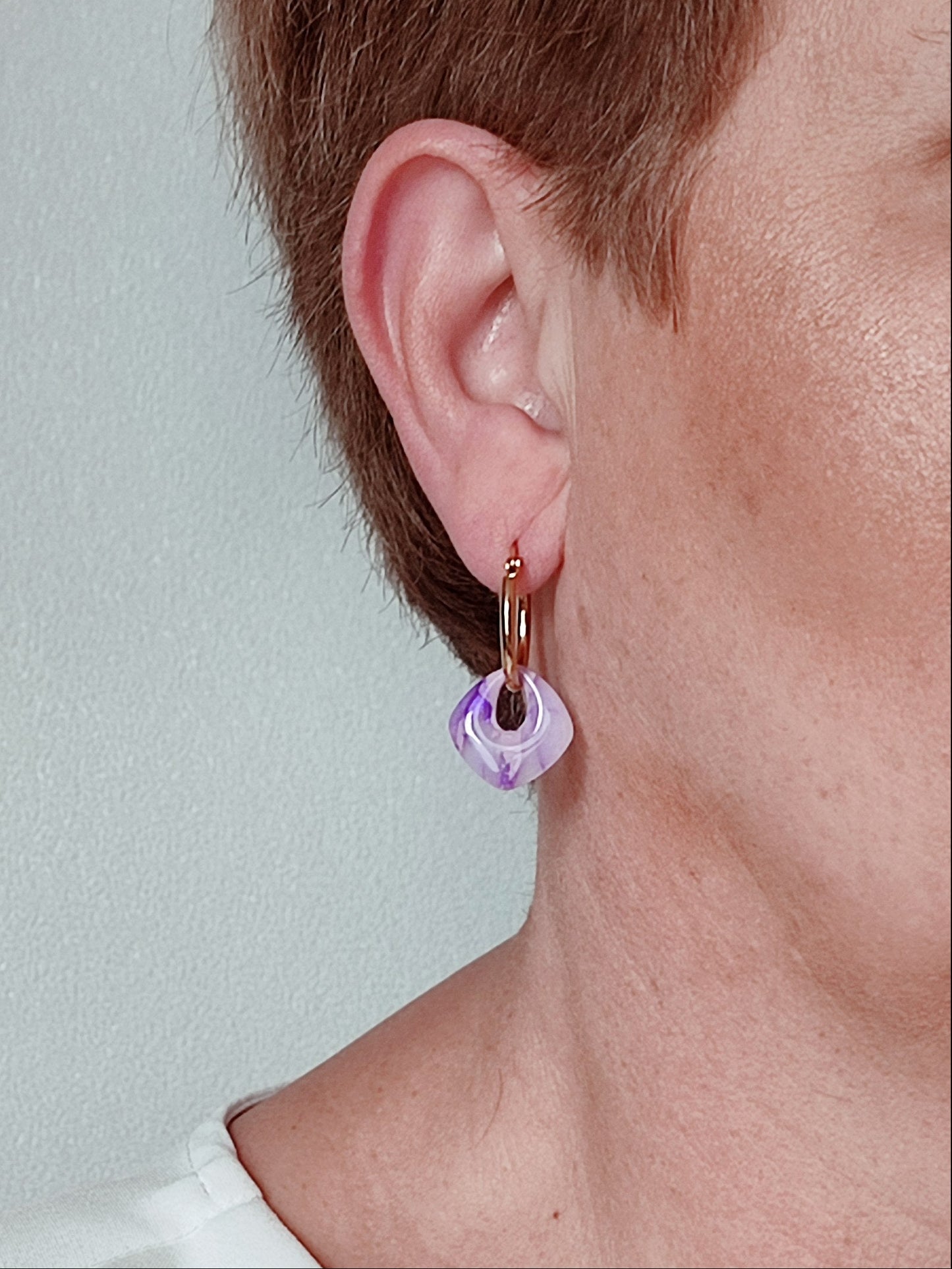 Boucles d’oreilles modulables carrées parme minéral portées profil