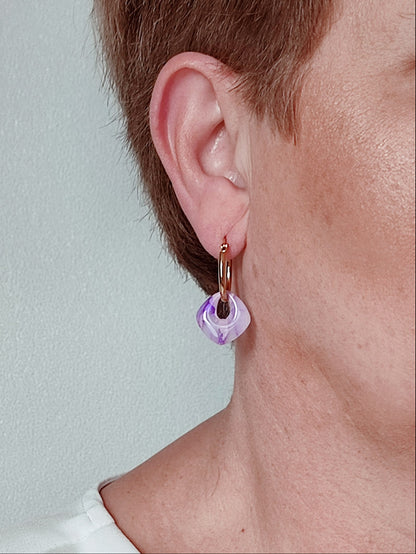 Boucles d’oreilles modulables carrées parme minéral portées profil