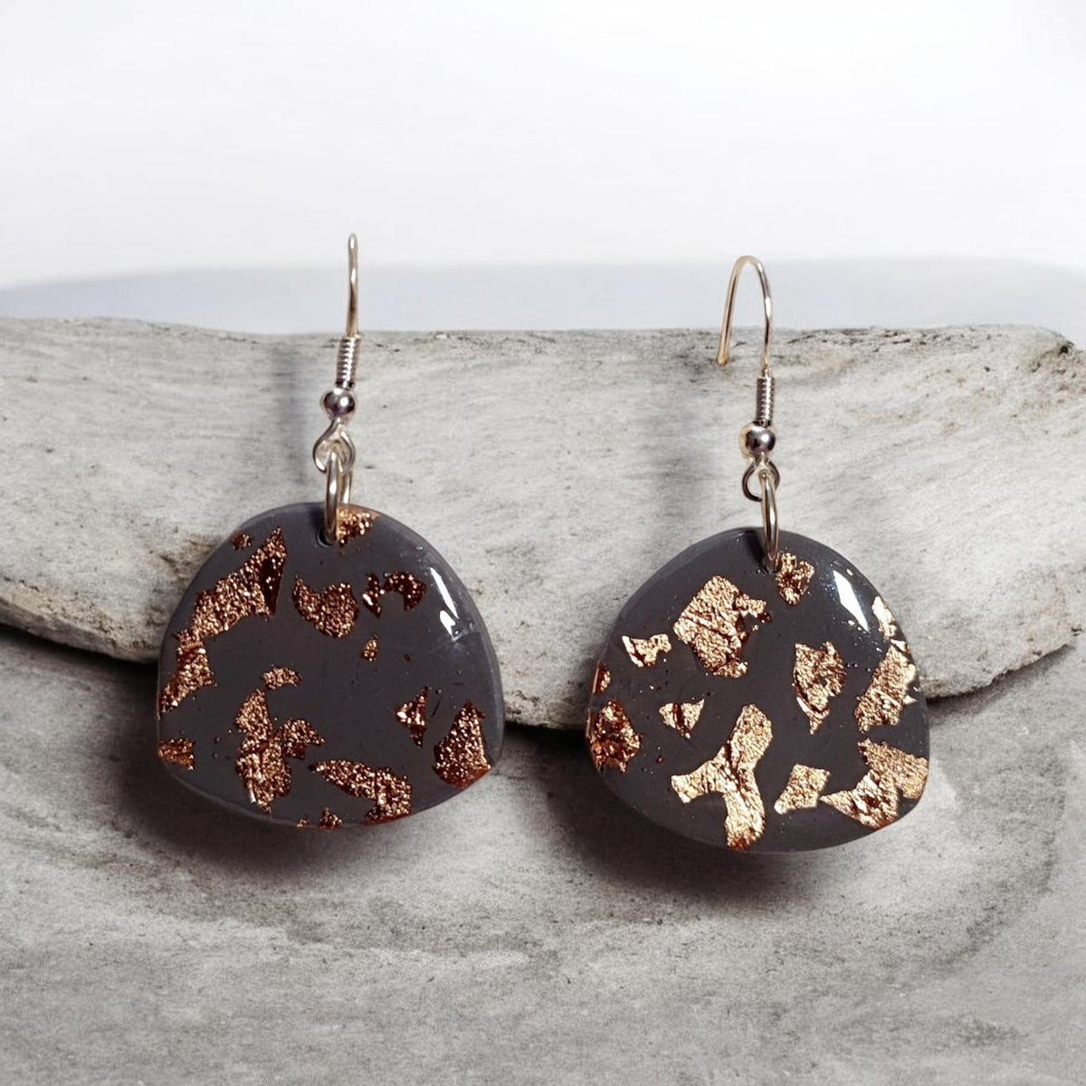 Boucles d'oreilles pendantes Eclats cuivrés - gris anthracite