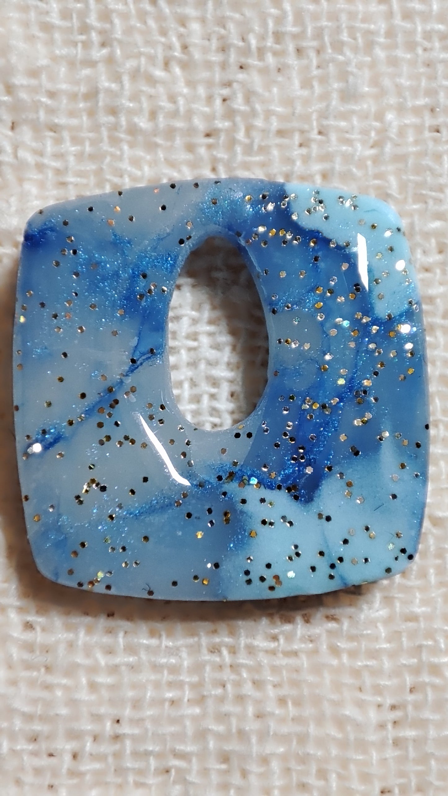 boucles d'oreilles modulables carrées bleu minéral doré pailleté gros plan