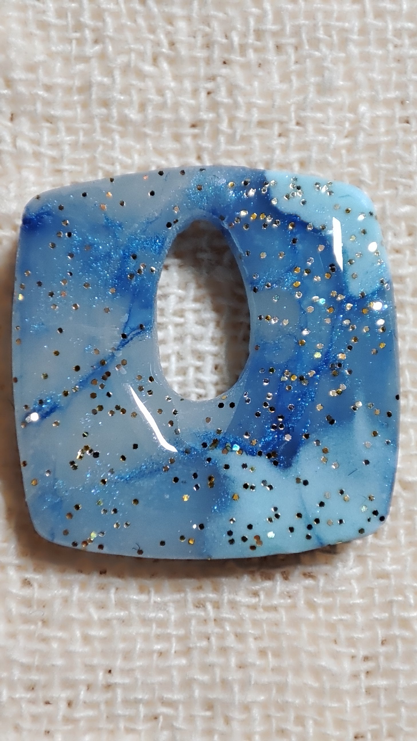 boucles d'oreilles modulables carrées bleu minéral doré pailleté gros plan
