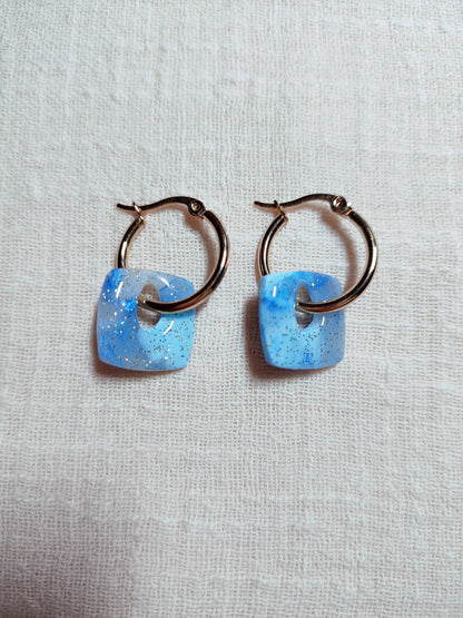 boucles d'oreilles modulables carrées bleu minéral doré pailleté posées assemblées