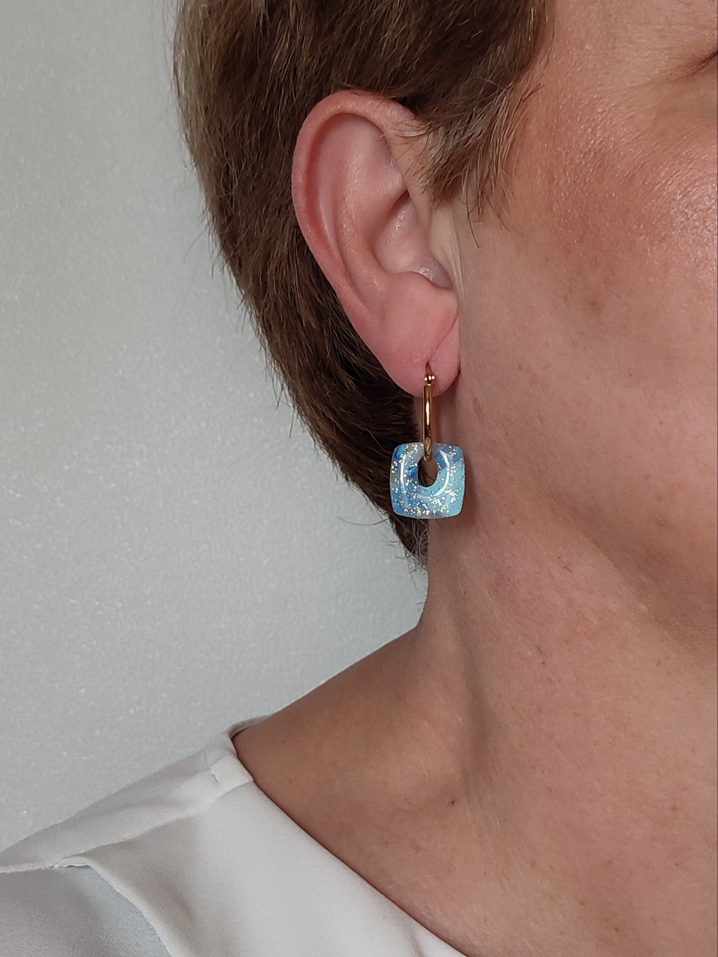 boucles d'oreilles modulables carrées bleu minéral doré pailleté portées profil