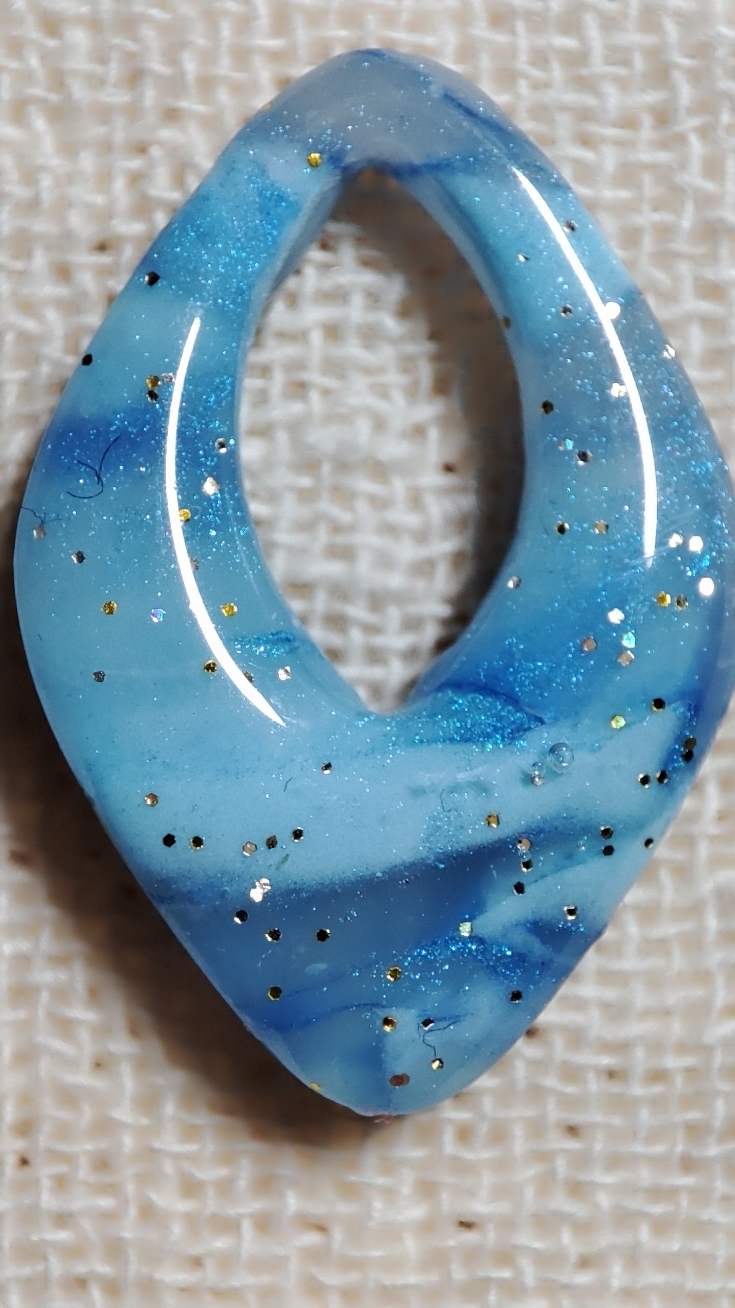 boucles d'oreilles modulables diamants bleu minéral doré pailleté gros plan