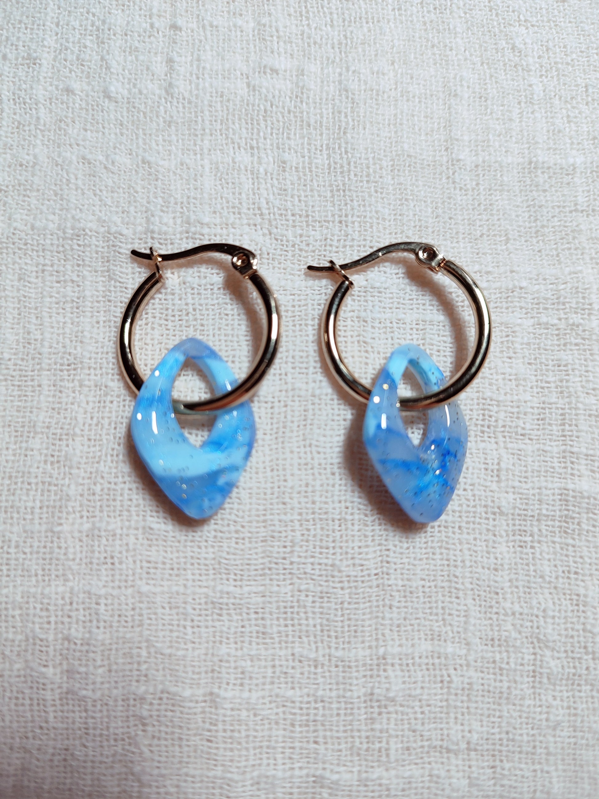 boucles d'oreilles modulables diamants bleu minéral doré pailleté posées assemblées