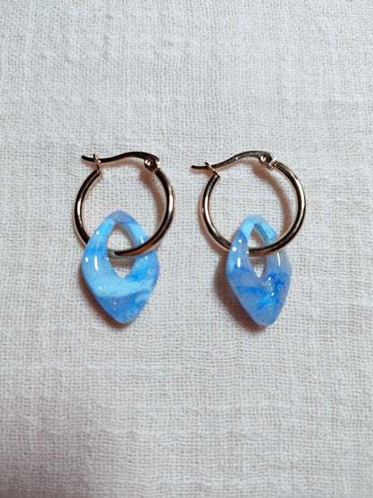 boucles d'oreilles modulables diamants bleu minéral doré pailleté posées assemblées