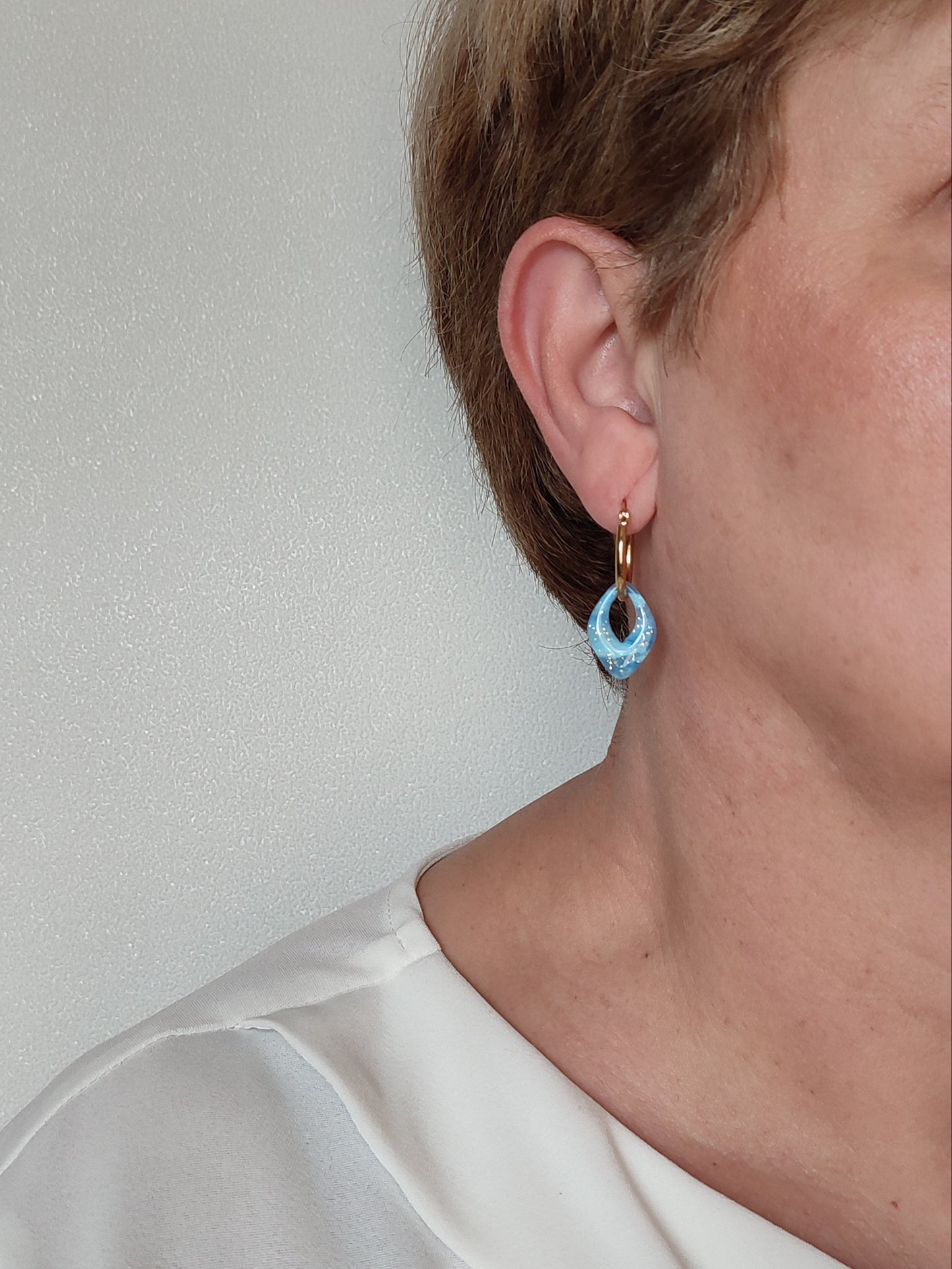 boucles d'oreilles modulables diamants bleu minéral doré pailleté portées profil
