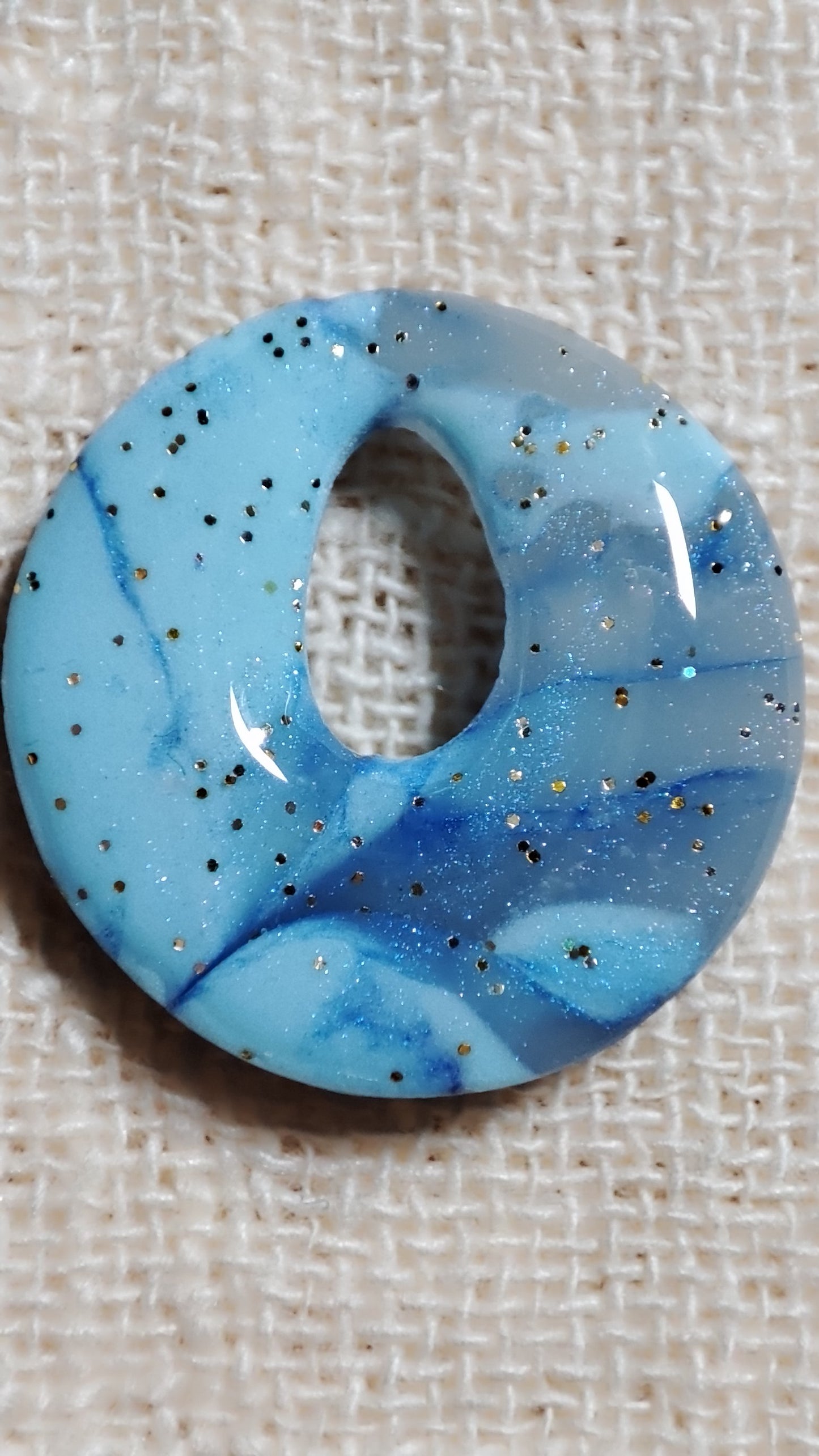 boucles d'oreilles modulables rondes bleu minéral doré pailleté gros plan