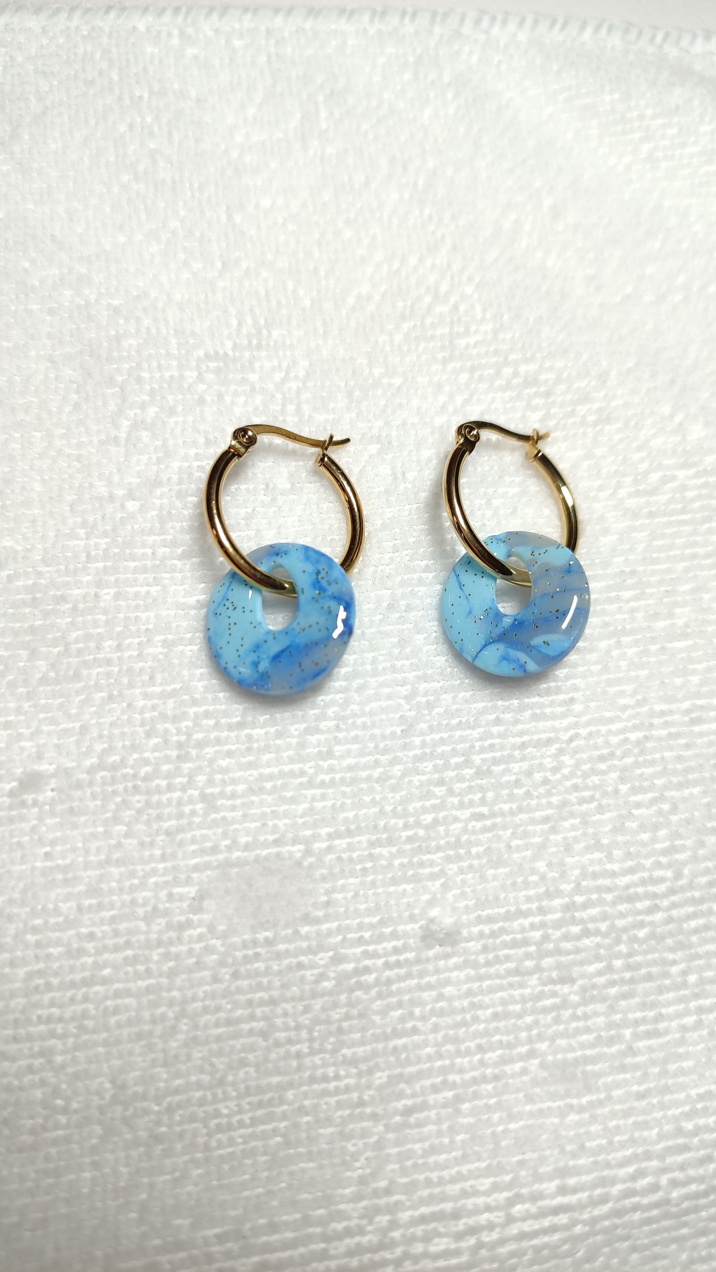 boucles d'oreilles modulables rondes bleu minéral doré pailleté posées assemblées