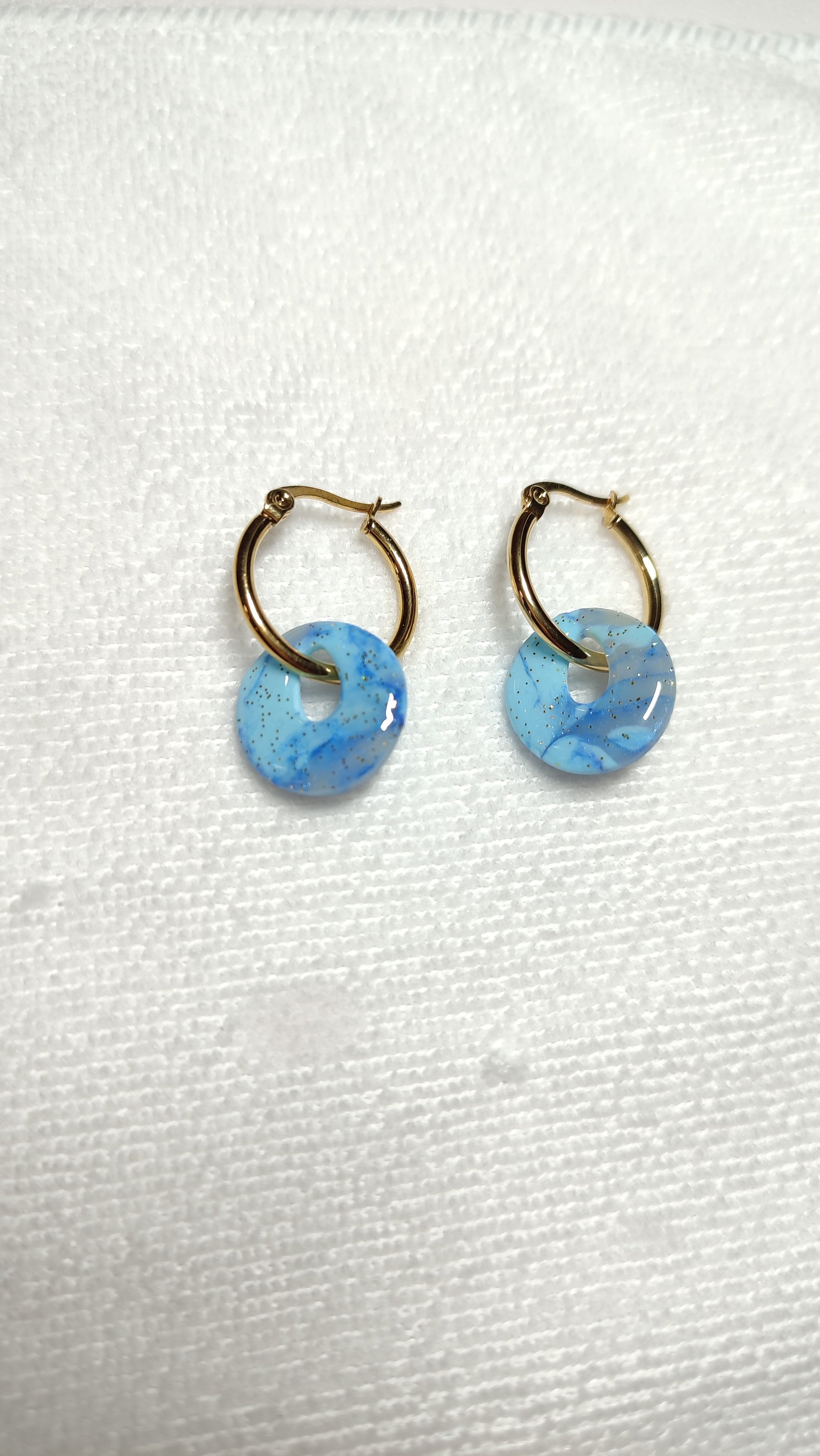 boucles d'oreilles modulables rondes bleu minéral doré pailleté posées assemblées