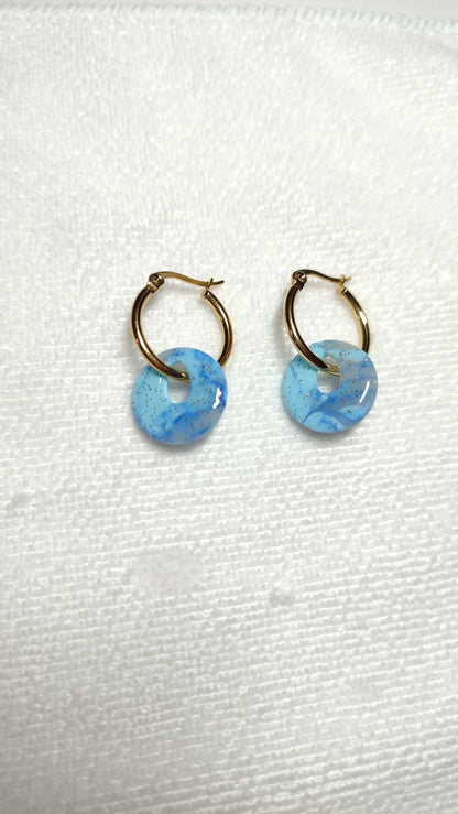 boucles d'oreilles modulables rondes bleu minéral doré pailleté posées assemblées